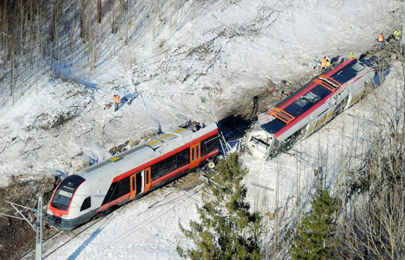 nsb_swiss_stadler_flirt_eisenbahn_zug-set_entgleist_zugentgleisung_eisenbahnungluck.jpg